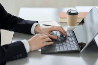 homme d'affaires asiatique travaillant sur un ordinateur portable