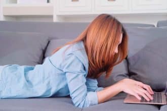 Femme asiatique travaillant sur un ordinateur à domicile