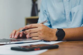 personne tapant sur un clavier d'ordinateur pour le marketing digital