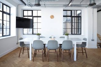 Mobilier de bureau moderne dans un espace de travail à Lyon