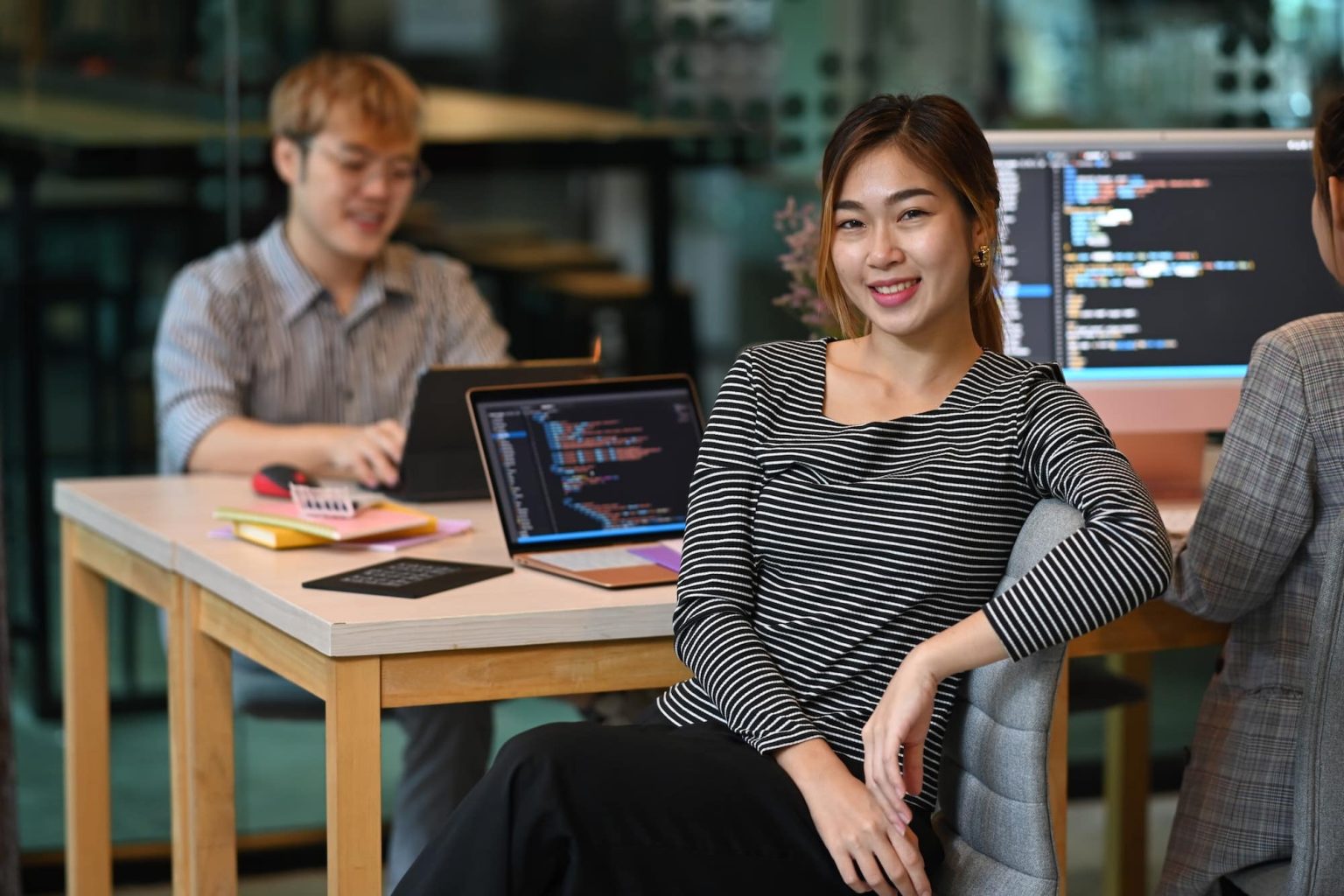 Jeune femme développeuse web travaillant dans un bureau moderne
