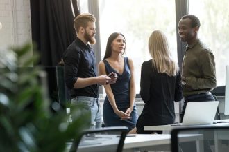 Collègues d'une agence discutant d'un nouveau projet créatif