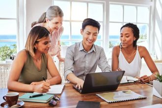 Formation SEO sur ordinateur avec des éléments de marketing digital