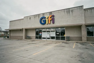 Façade d'un magasin GiFi fermé avec affichette de fermeture sur la vitrine dans une zone commerciale de banlieue