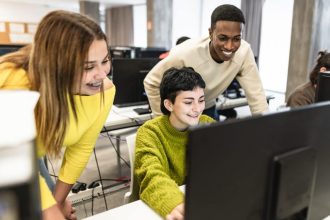 Étudiants en formation continue en communication à Paris