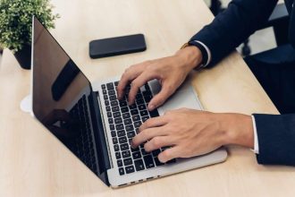 Personnes utilisant des smartphones et ordinateurs pour interagir avec des chatbots