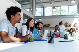 Groupe diversifié de coworkers collaborant dans un bureau partagé