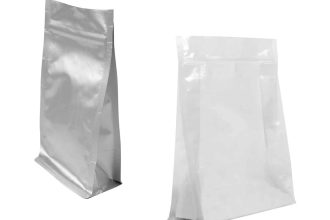 Enveloppes en plastique blanches pour stockage et expédition