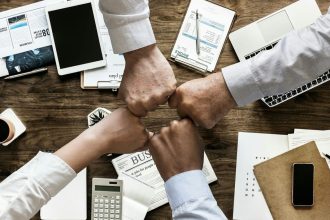 équipe de travail collaborant sur un projet en entreprise