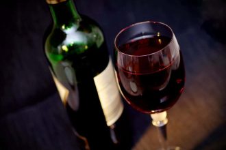 Bouteilles de vin élégamment disposées sur une table festive