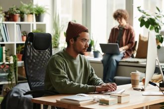 Webdesigner sérieux travaillant sur un projet de site web personnalisé