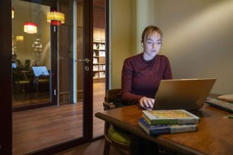 jeune femme concentrée sur son travail sur ordinateur portable